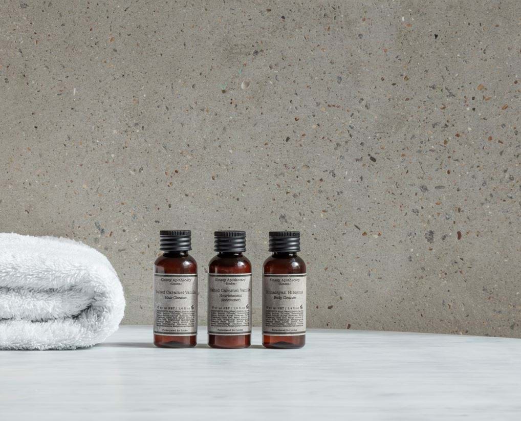 <p>Kinsey Apothecary Pflegeartikel in jedem Zimmer.</p>